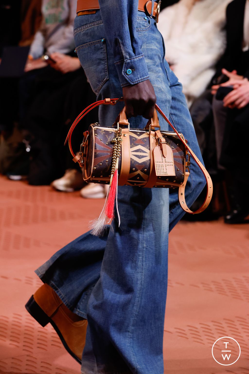 Fashion Week Paris Fall/Winter 2024 look 17 de la collection Louis Vuitton menswear accessories