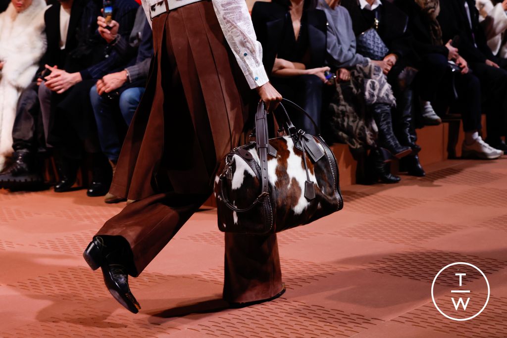 Fashion Week Paris Fall/Winter 2024 look 20 from the Louis Vuitton collection menswear accessories