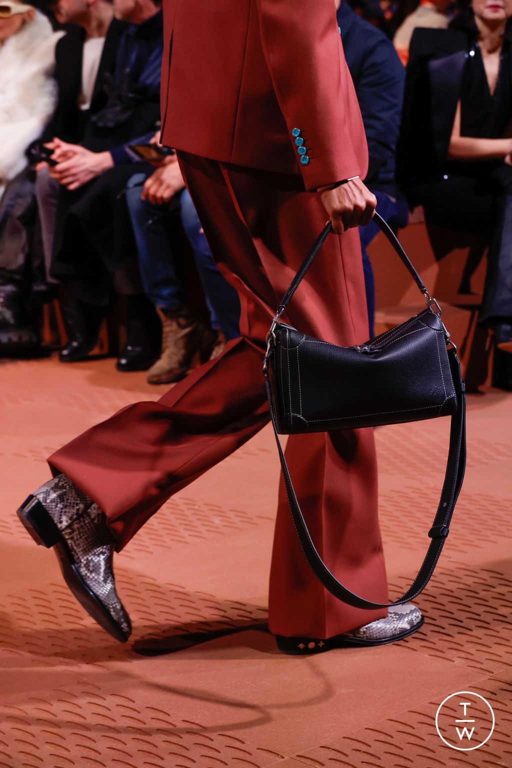 Fashion Week Paris Fall/Winter 2024 look 26 from the Louis Vuitton collection menswear accessories
