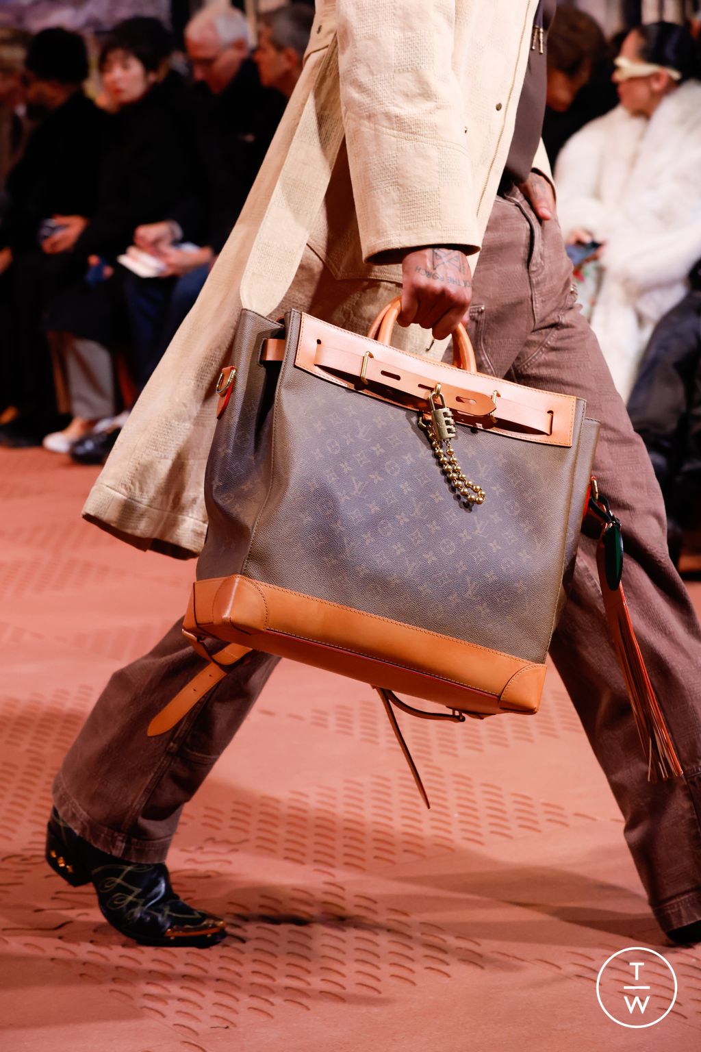 Fashion Week Paris Fall/Winter 2024 look 31 de la collection Louis Vuitton menswear accessories