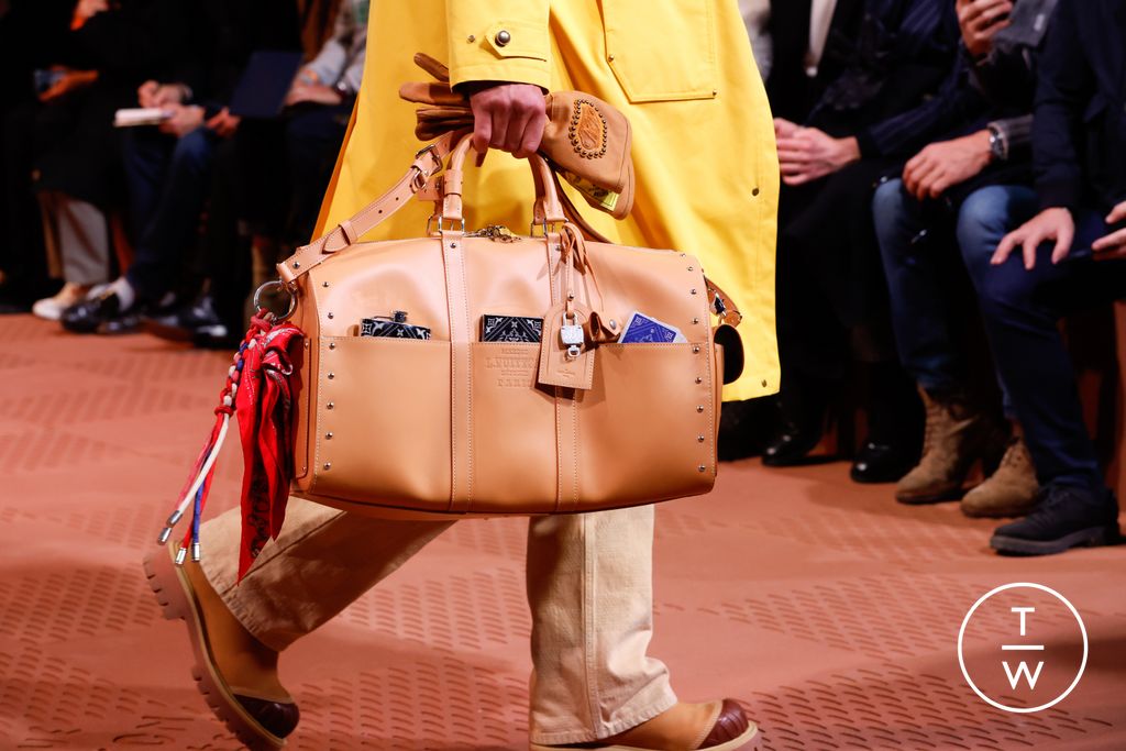 Fashion Week Paris Fall/Winter 2024 look 35 de la collection Louis Vuitton menswear accessories