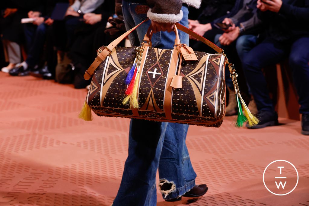 Fashion Week Paris Fall/Winter 2024 look 36 from the Louis Vuitton collection menswear accessories