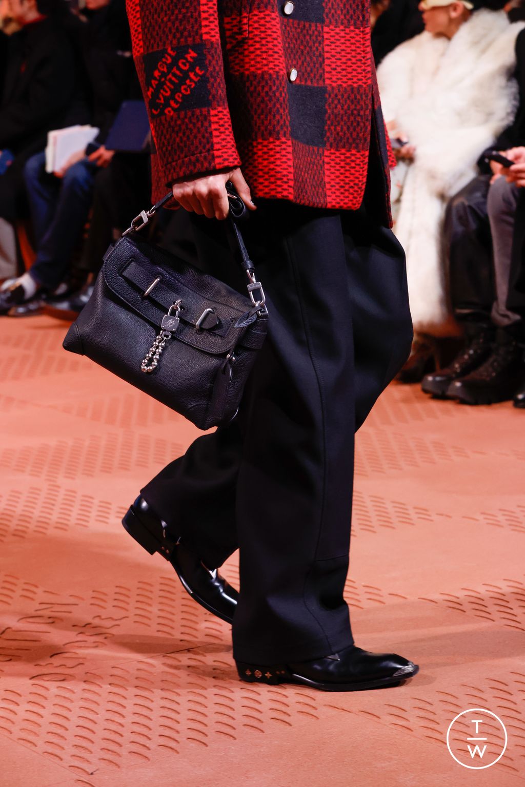 Fashion Week Paris Fall/Winter 2024 look 38 from the Louis Vuitton collection menswear accessories