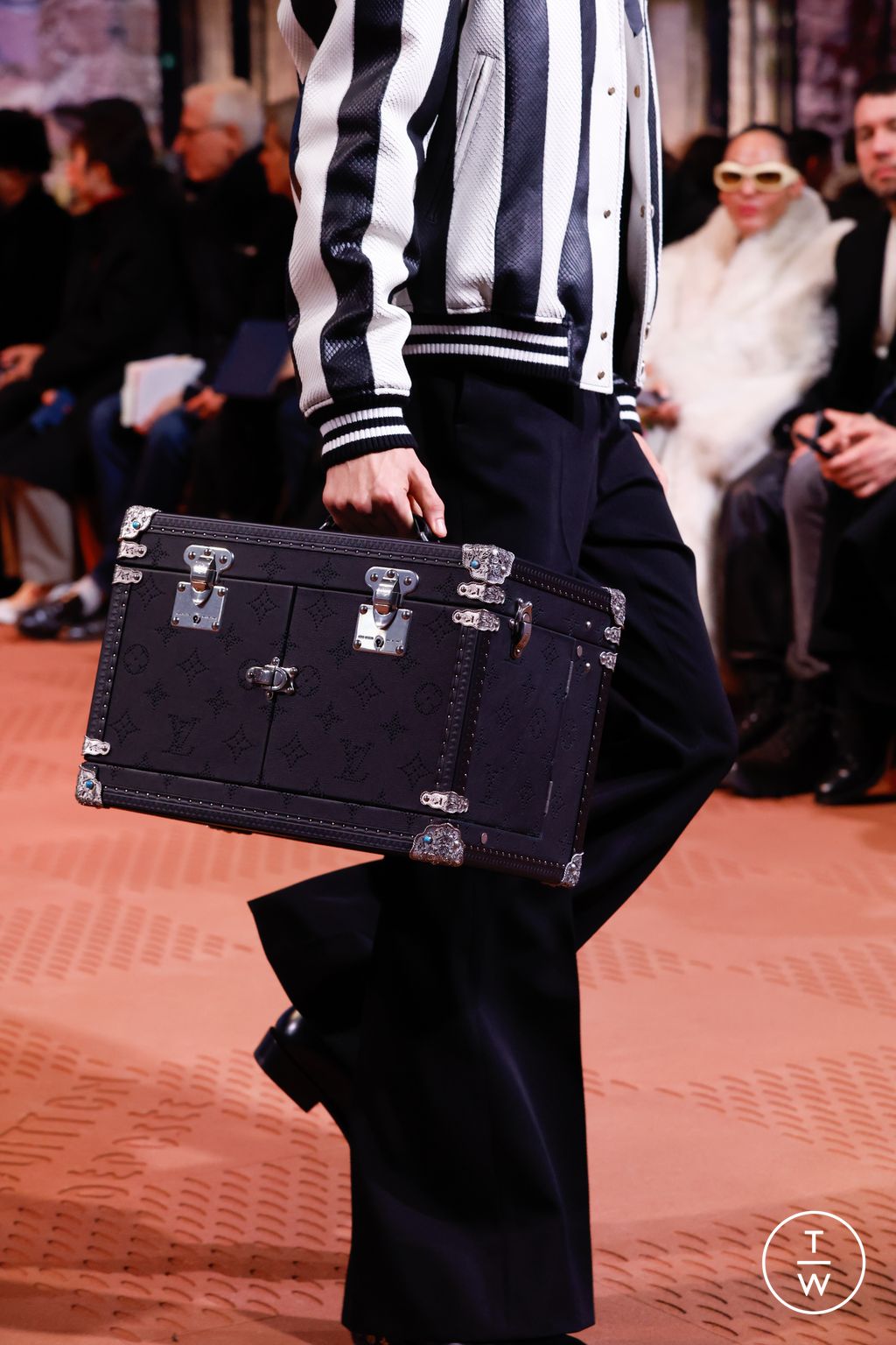 Fashion Week Paris Fall/Winter 2024 look 39 de la collection Louis Vuitton menswear accessories
