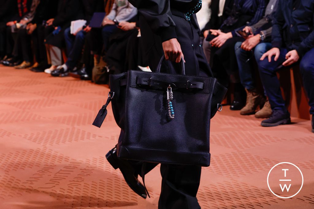 Fashion Week Paris Fall/Winter 2024 look 40 de la collection Louis Vuitton menswear accessories