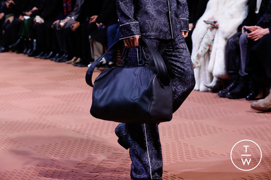 Fashion Week Paris Fall/Winter 2024 look 42 from the Louis Vuitton collection menswear accessories