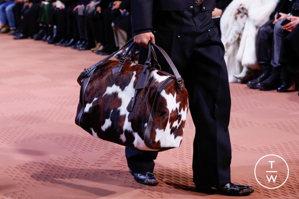 Fashion Week Paris Fall/Winter 2024 look 45 from the Louis Vuitton collection 男装配饰