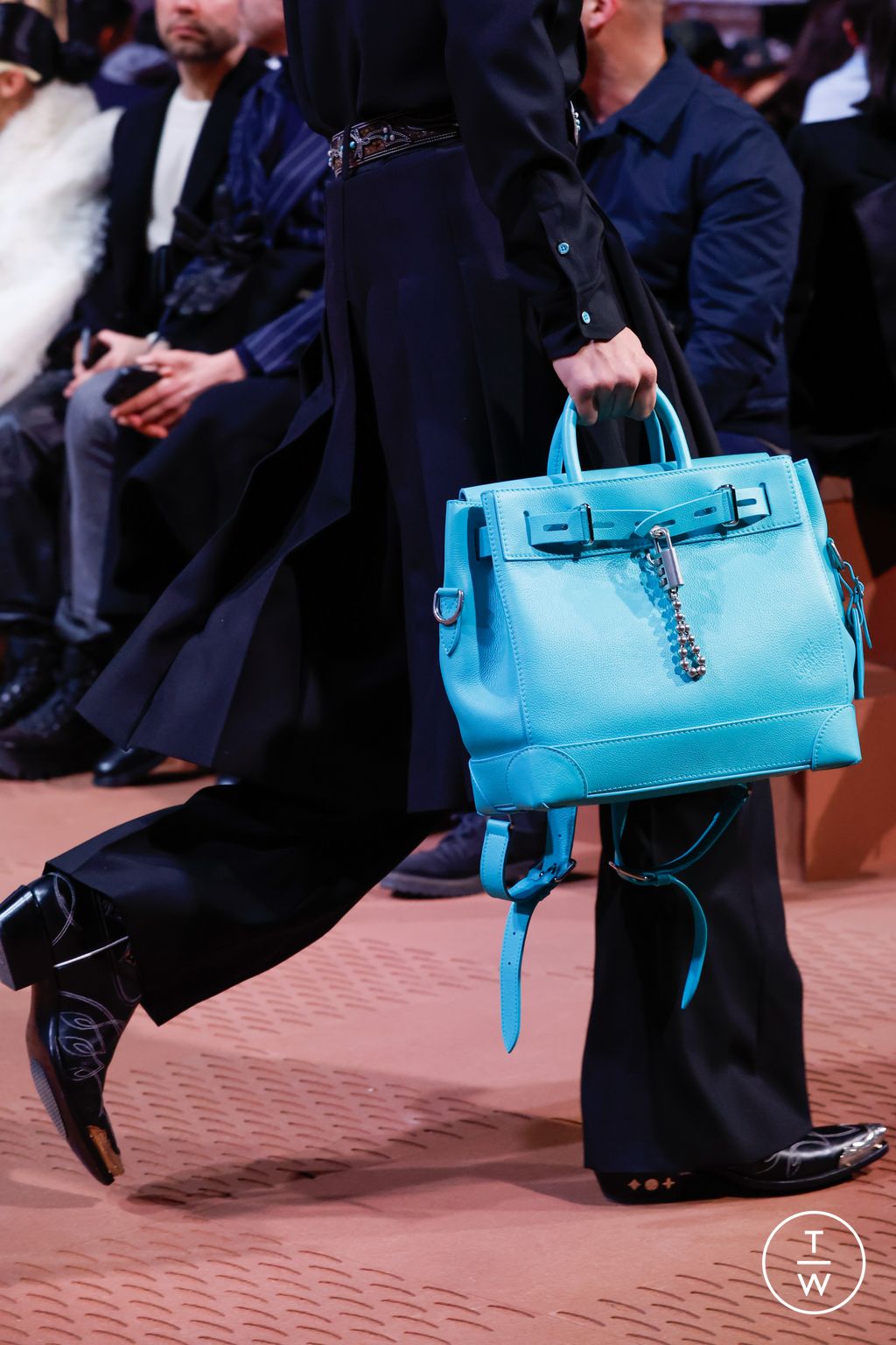 Fashion Week Paris Fall/Winter 2024 look 46 de la collection Louis Vuitton menswear accessories