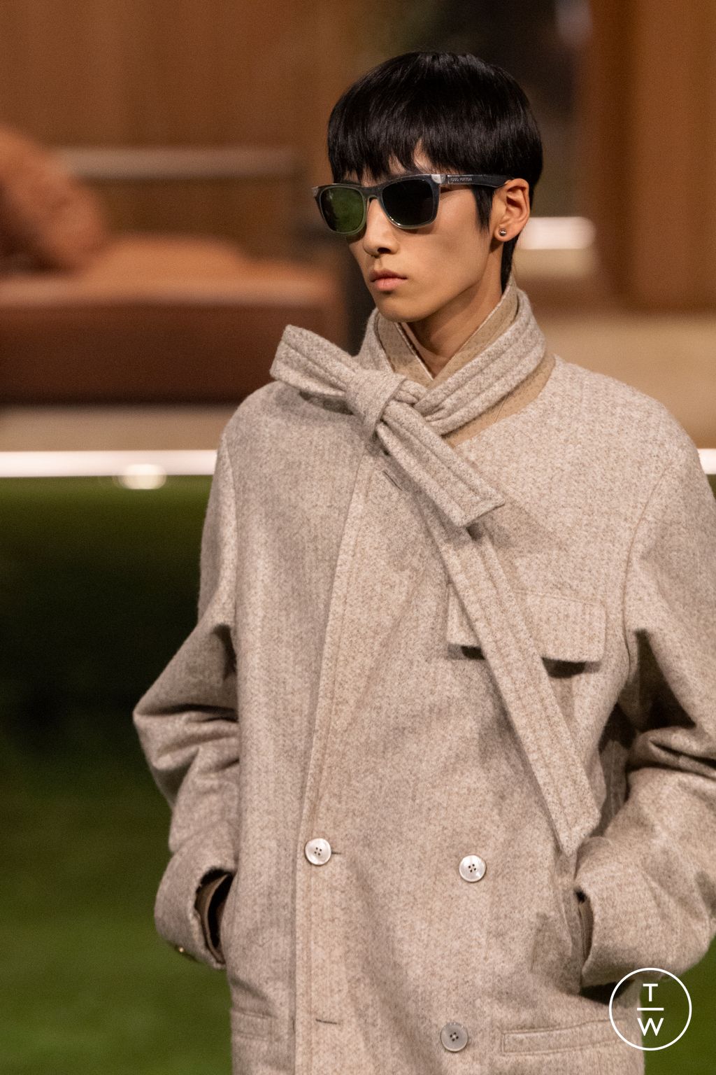 Fashion Week Paris Fall/Winter 2026 look 2 from the Louis Vuitton collection 男装配饰