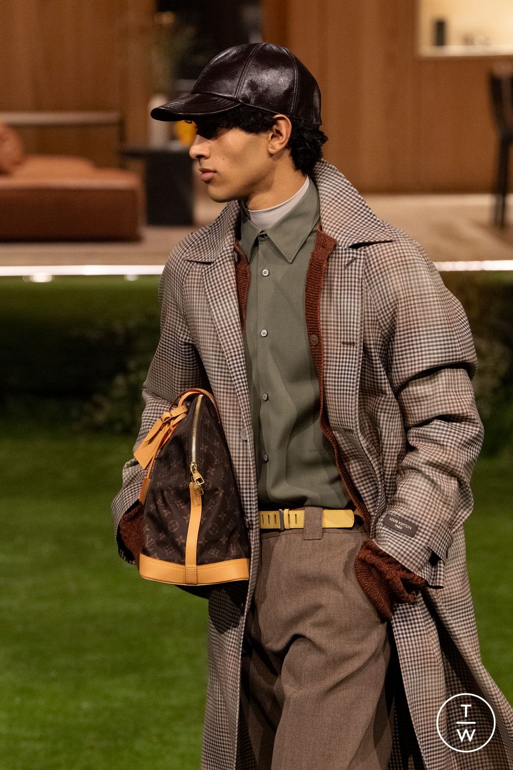 Fashion Week Paris Fall/Winter 2026 look 4 from the Louis Vuitton collection 男装配饰
