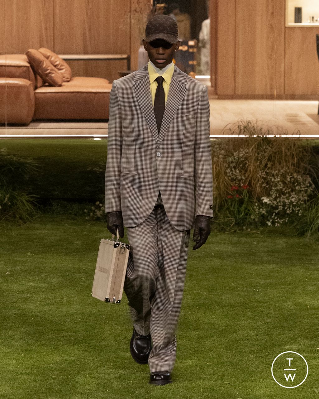 Fashion Week Paris Fall/Winter 2026 look 13 from the Louis Vuitton collection menswear