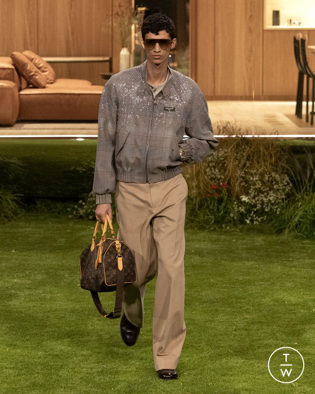 Fashion Week Paris Fall/Winter 2026 look 16 from the Louis Vuitton collection menswear