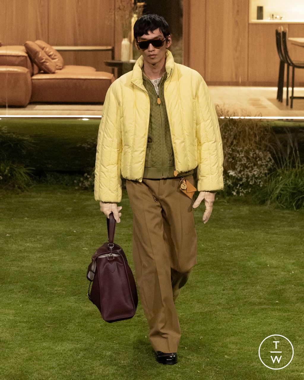 Fashion Week Paris Fall/Winter 2026 look 21 from the Louis Vuitton collection menswear