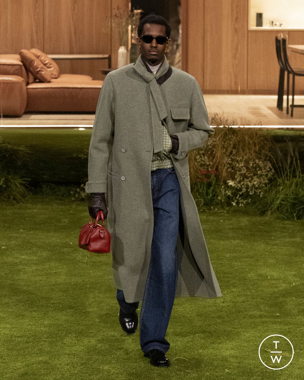 Fashion Week Paris Fall/Winter 2026 look 26 from the Louis Vuitton collection 男装