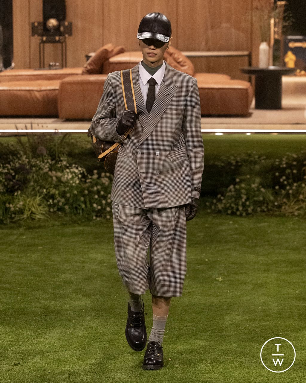 Fashion Week Paris Fall/Winter 2026 look 32 from the Louis Vuitton collection 男装
