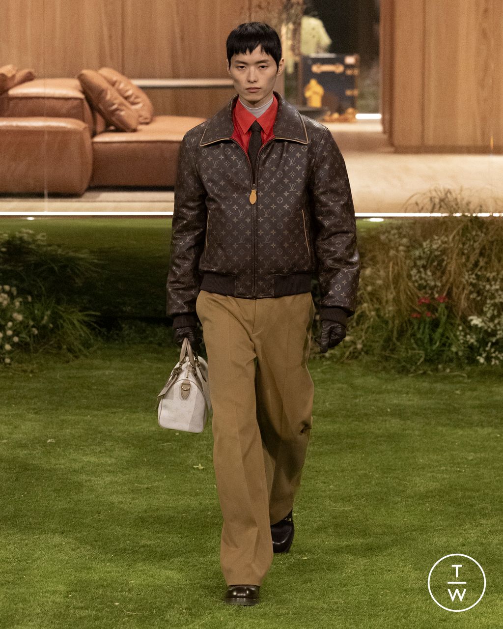 Fashion Week Paris Fall/Winter 2026 look 34 from the Louis Vuitton collection menswear