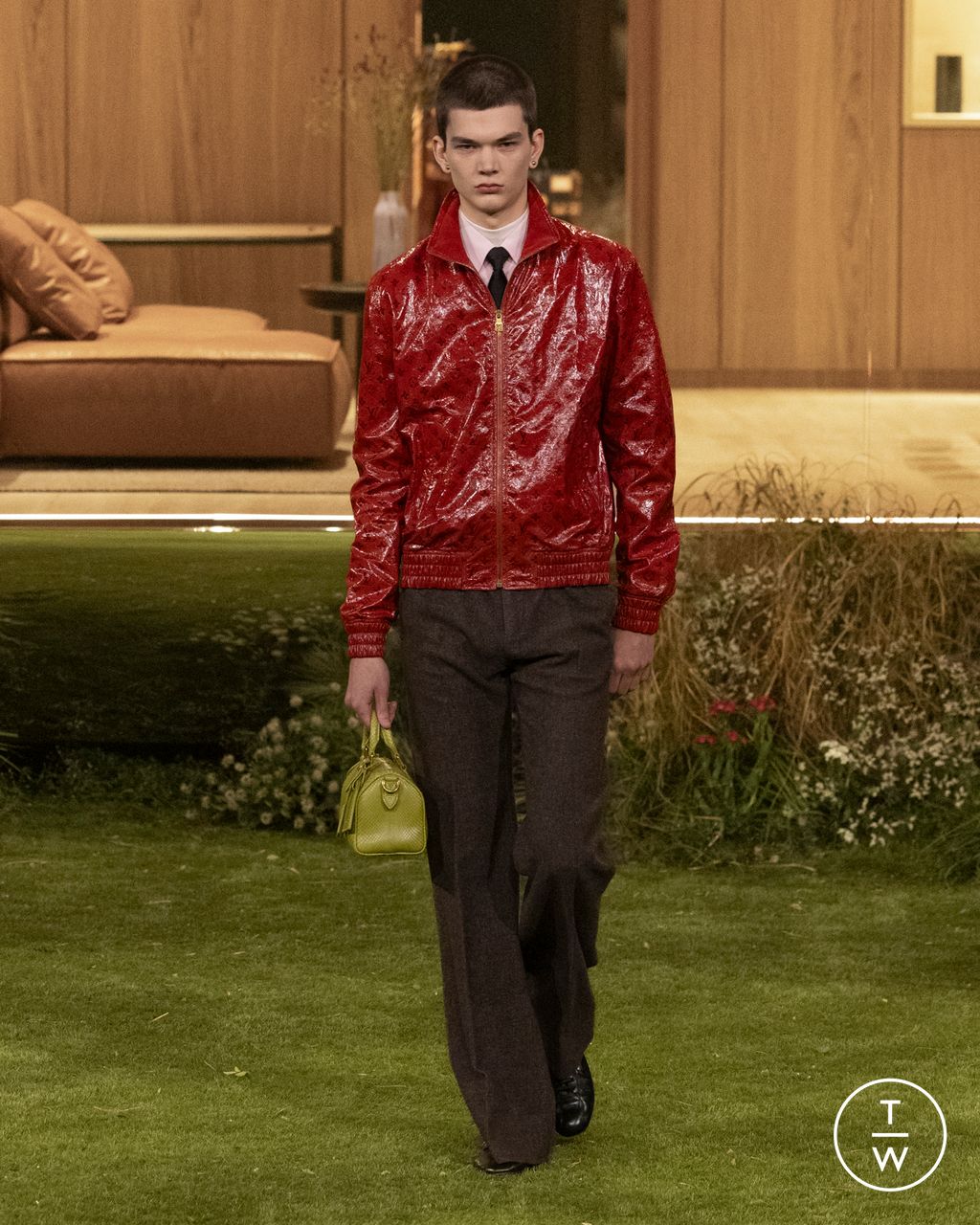 Fashion Week Paris Fall/Winter 2026 look 37 from the Louis Vuitton collection menswear