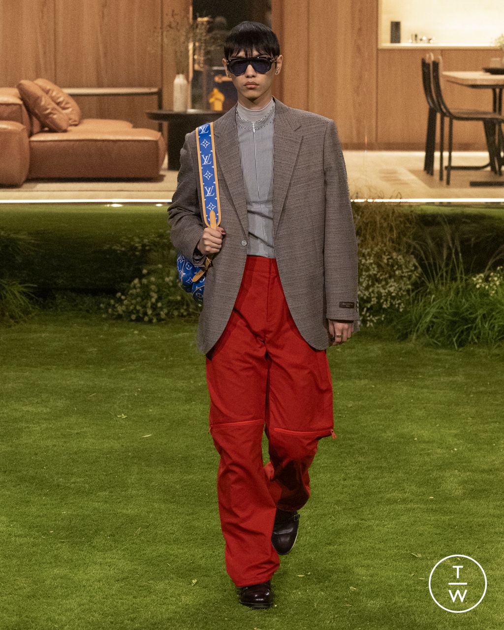 Fashion Week Paris Fall/Winter 2026 look 43 from the Louis Vuitton collection menswear