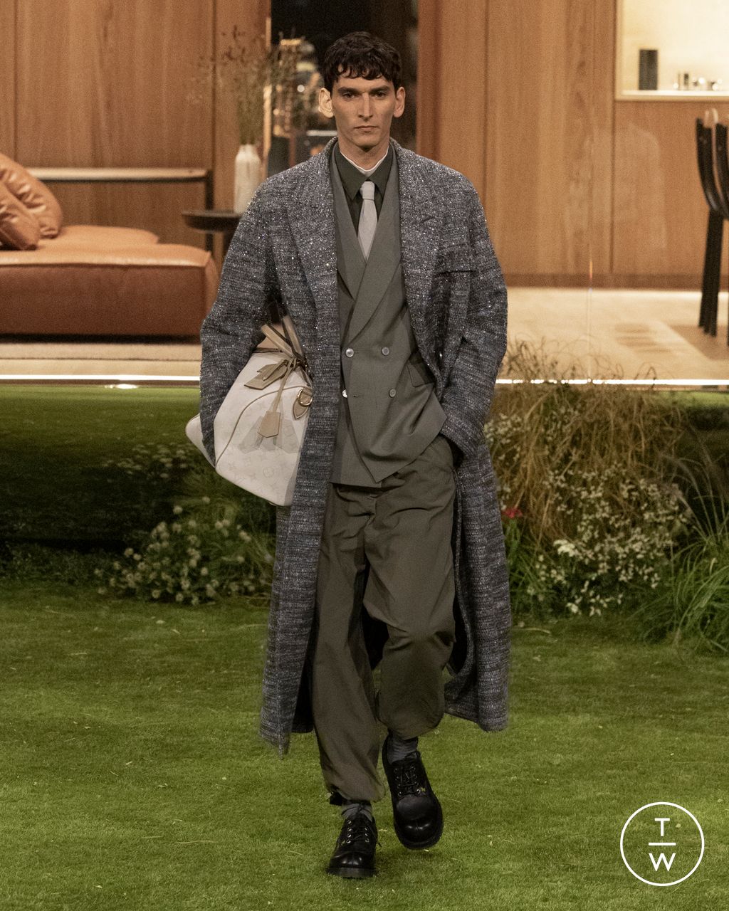 Fashion Week Paris Fall/Winter 2026 look 64 from the Louis Vuitton collection menswear