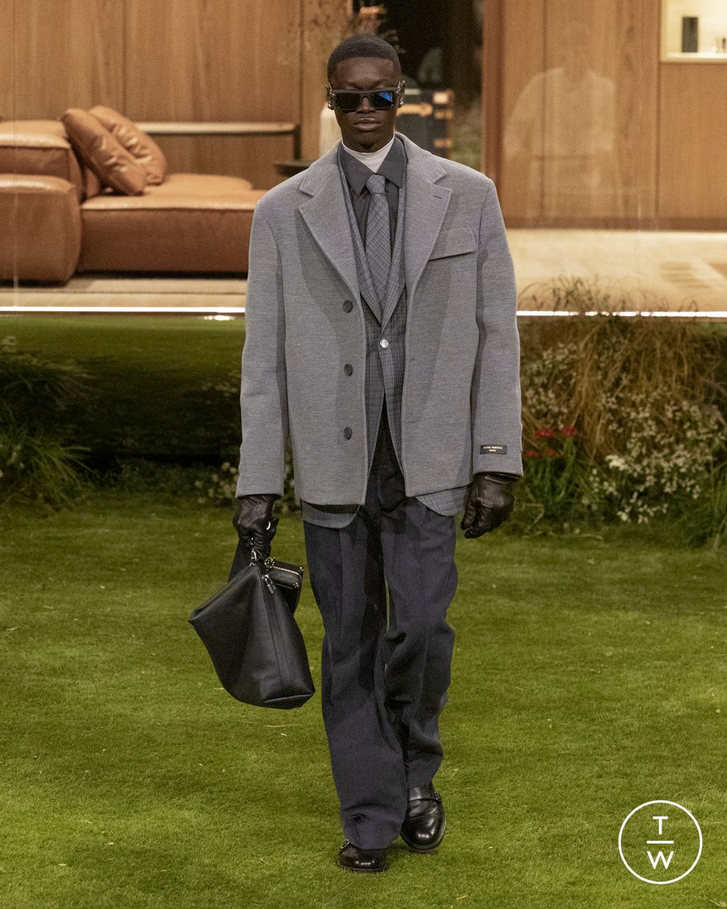 Fashion Week Paris Fall/Winter 2026 look 77 from the Louis Vuitton collection menswear