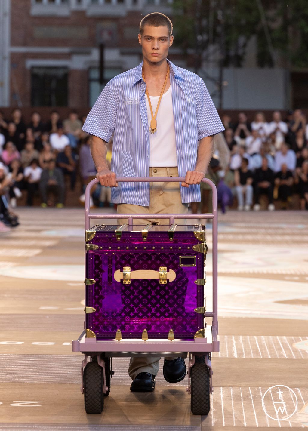 Fashion Week Paris Spring/Summer 2026 look 27 from the Louis Vuitton collection menswear