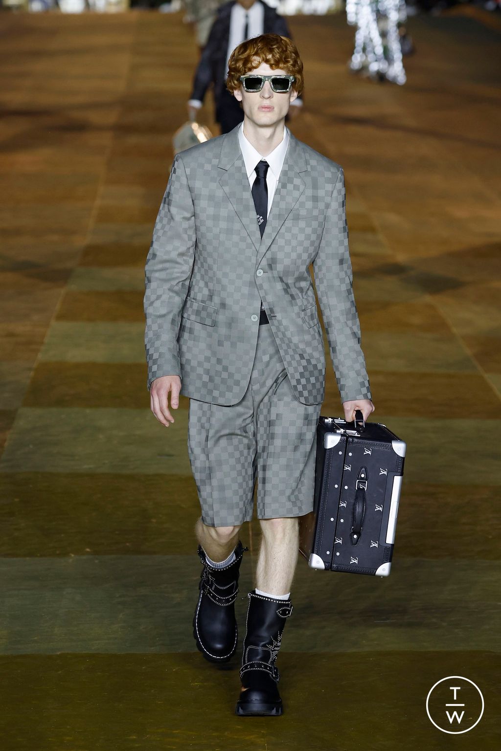Fashion Week Paris Spring/Summer 2024 look 7 from the Louis Vuitton collection 男装