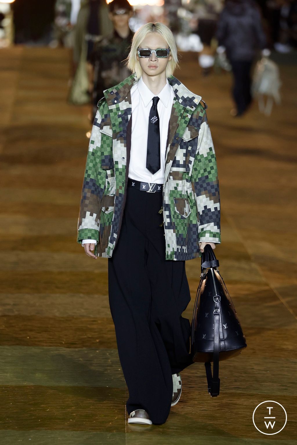 Fashion Week Paris Spring/Summer 2024 look 11 from the Louis Vuitton collection 男装