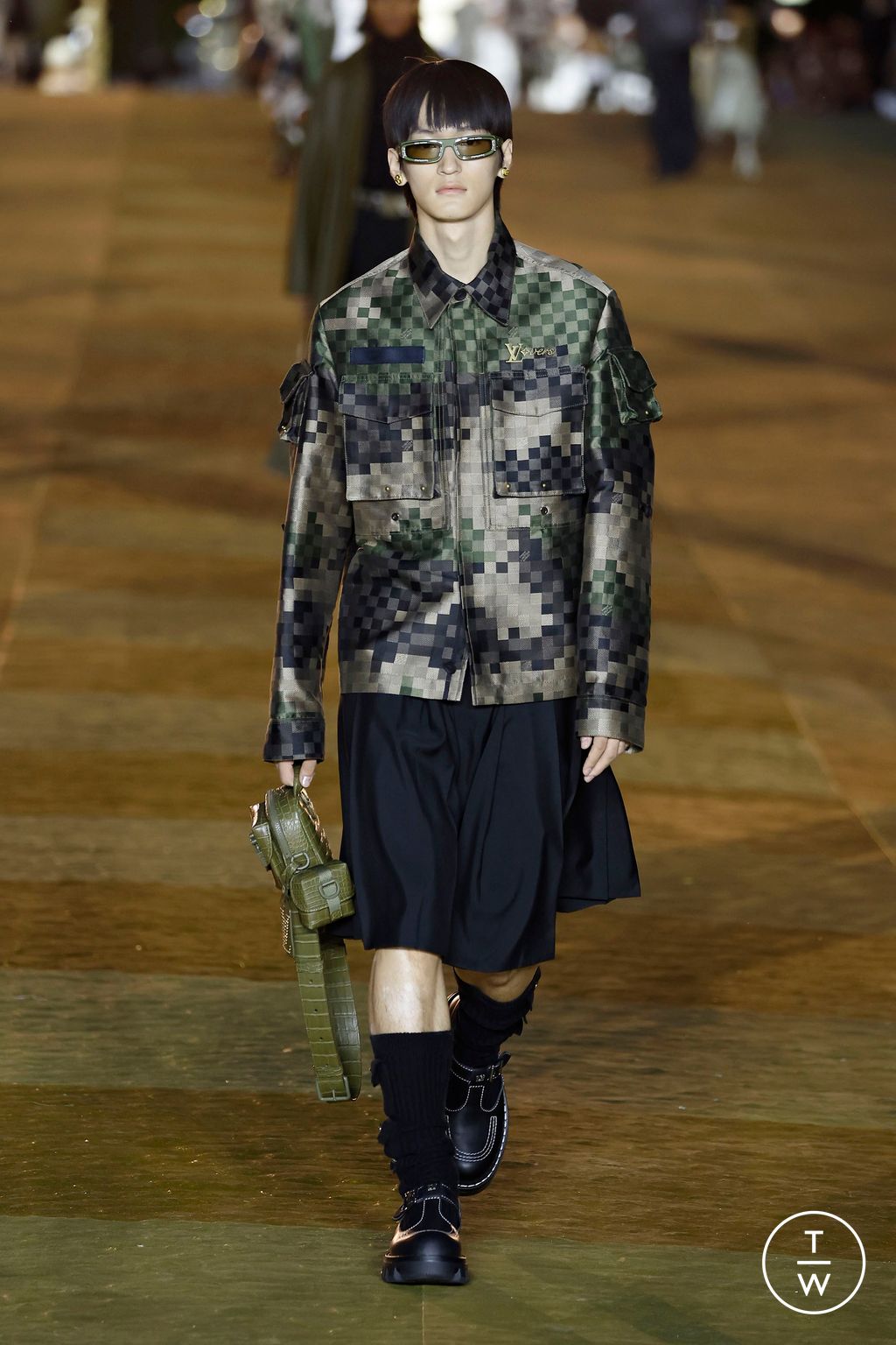 Fashion Week Paris Spring/Summer 2024 look 12 from the Louis Vuitton collection 男装