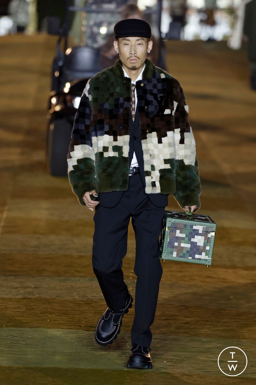 Fashion Week Paris Spring/Summer 2024 look 21 from the Louis Vuitton collection menswear
