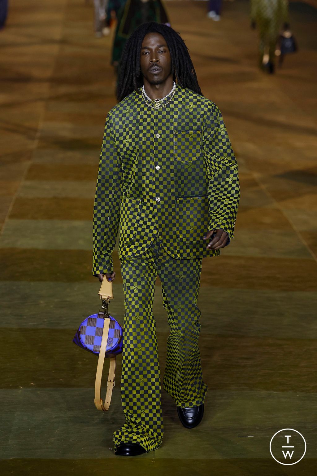 Fashion Week Paris Spring/Summer 2024 look 33 from the Louis Vuitton collection 男装