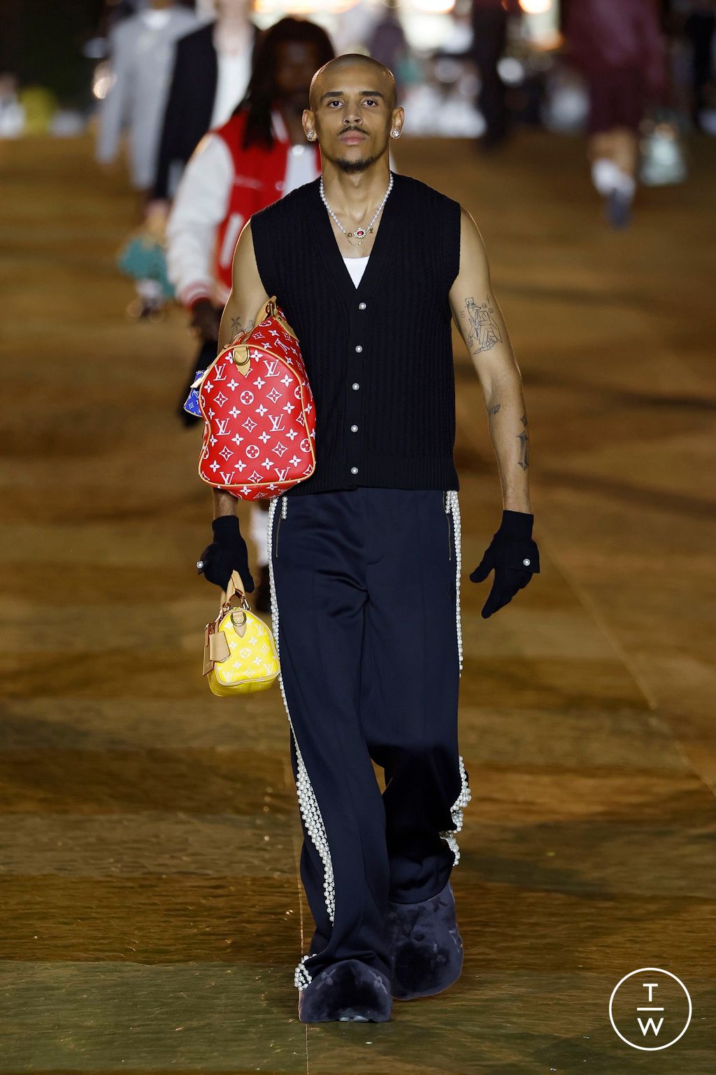 Fashion Week Paris Spring/Summer 2024 look 63 from the Louis Vuitton collection 男装