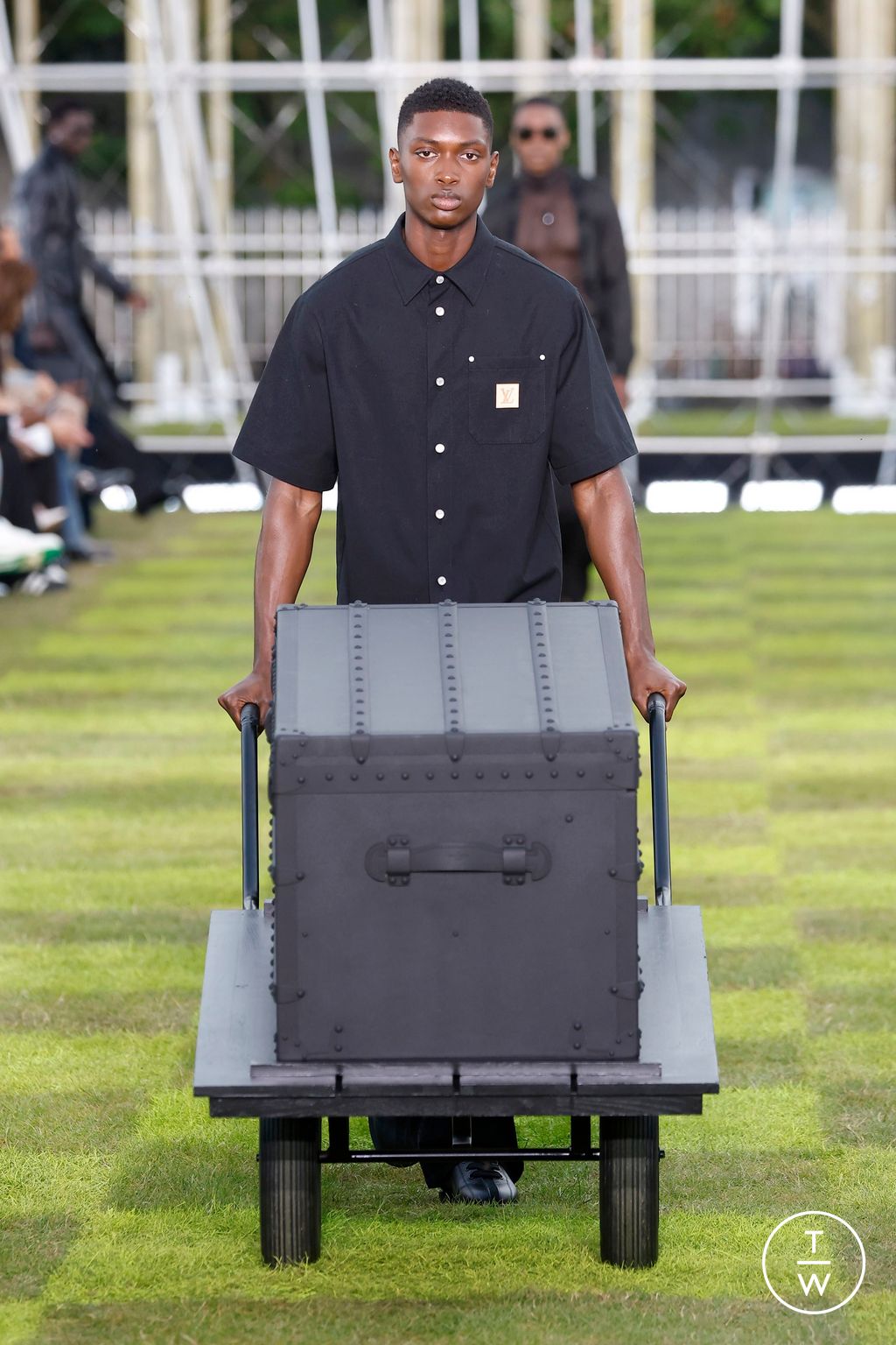 Fashion Week Paris Spring/Summer 2025 look 8 de la collection Louis Vuitton menswear