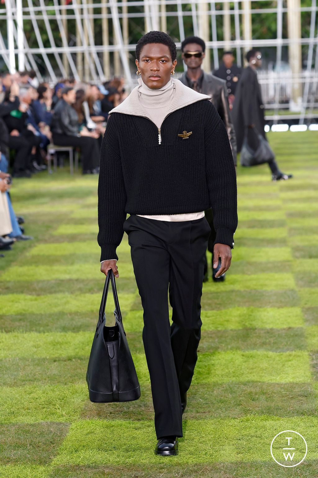 Fashion Week Paris Spring-Summer 2025 look 17 from the Louis Vuitton collection menswear