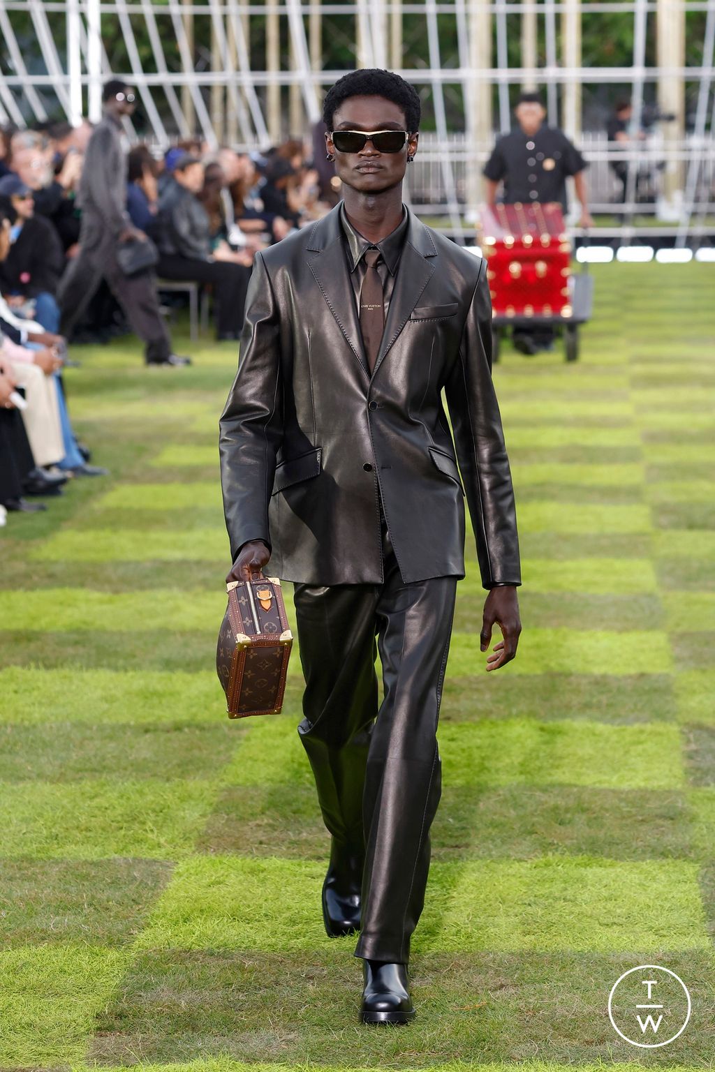 Fashion Week Paris Spring-Summer 2025 look 18 from the Louis Vuitton collection menswear