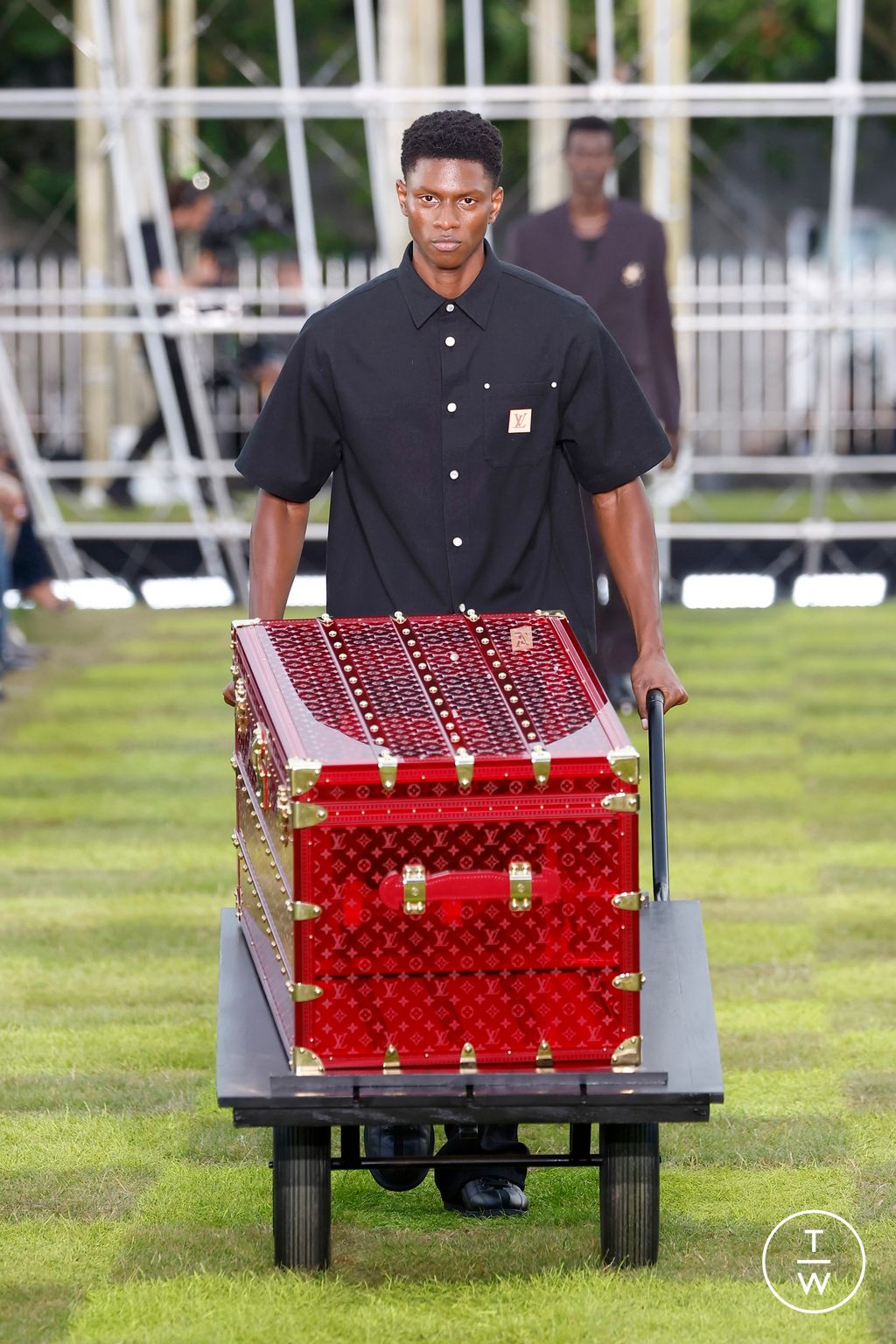 Fashion Week Paris Spring/Summer 2025 look 19 from the Louis Vuitton collection menswear