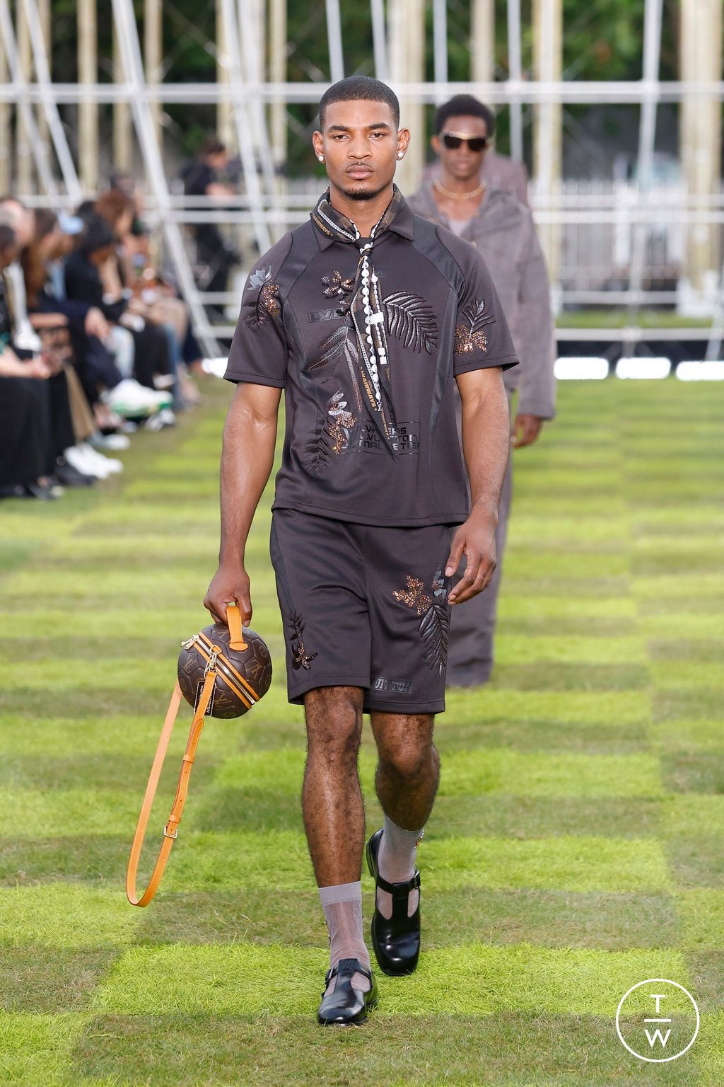 Fashion Week Paris Spring/Summer 2025 look 22 from the Louis Vuitton collection menswear