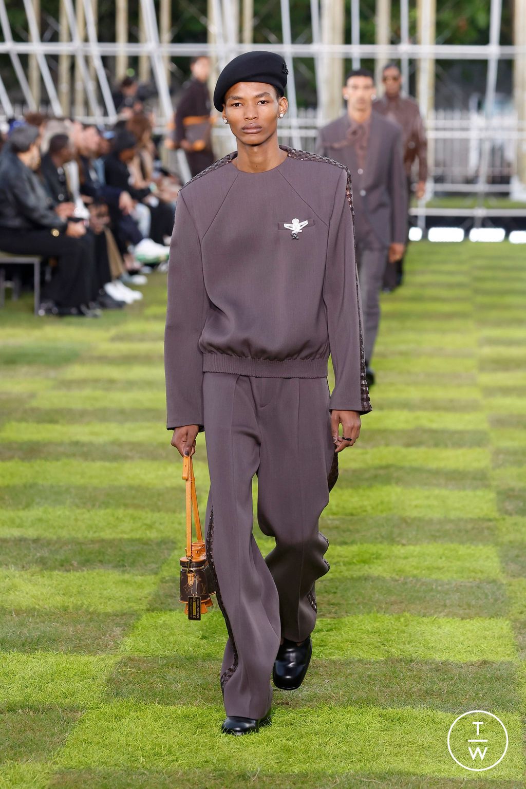 Fashion Week Paris Spring-Summer 2025 look 25 from the Louis Vuitton collection 男装