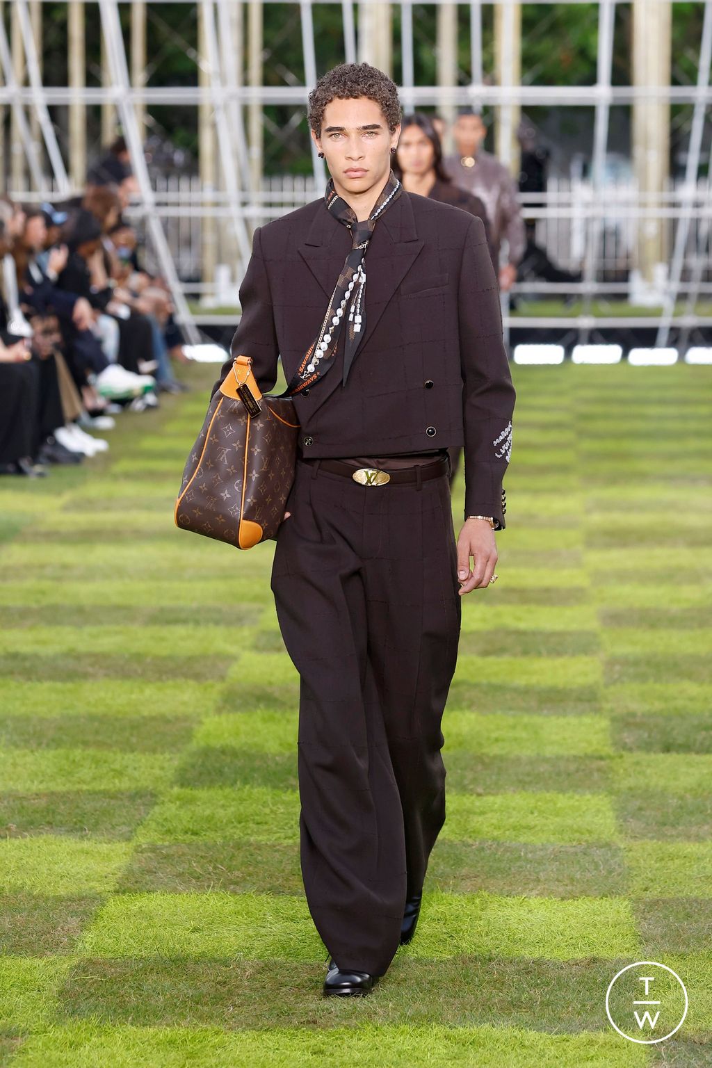 Fashion Week Paris Spring/Summer 2025 look 28 de la collection Louis Vuitton menswear