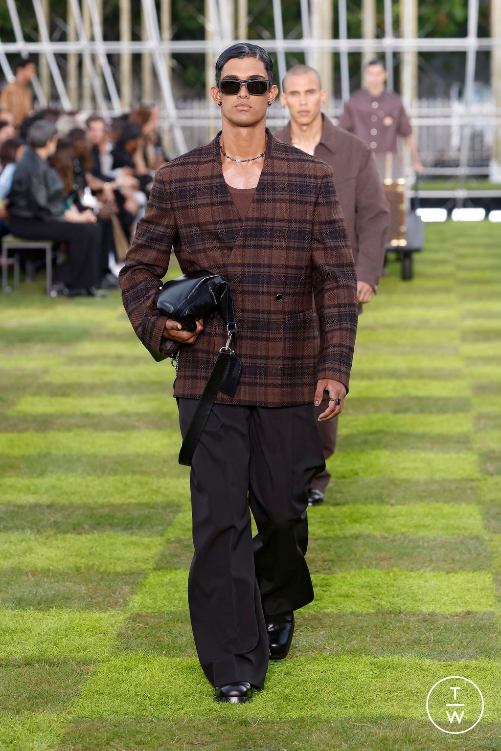 Fashion Week Paris Spring-Summer 2025 look 32 from the Louis Vuitton collection menswear