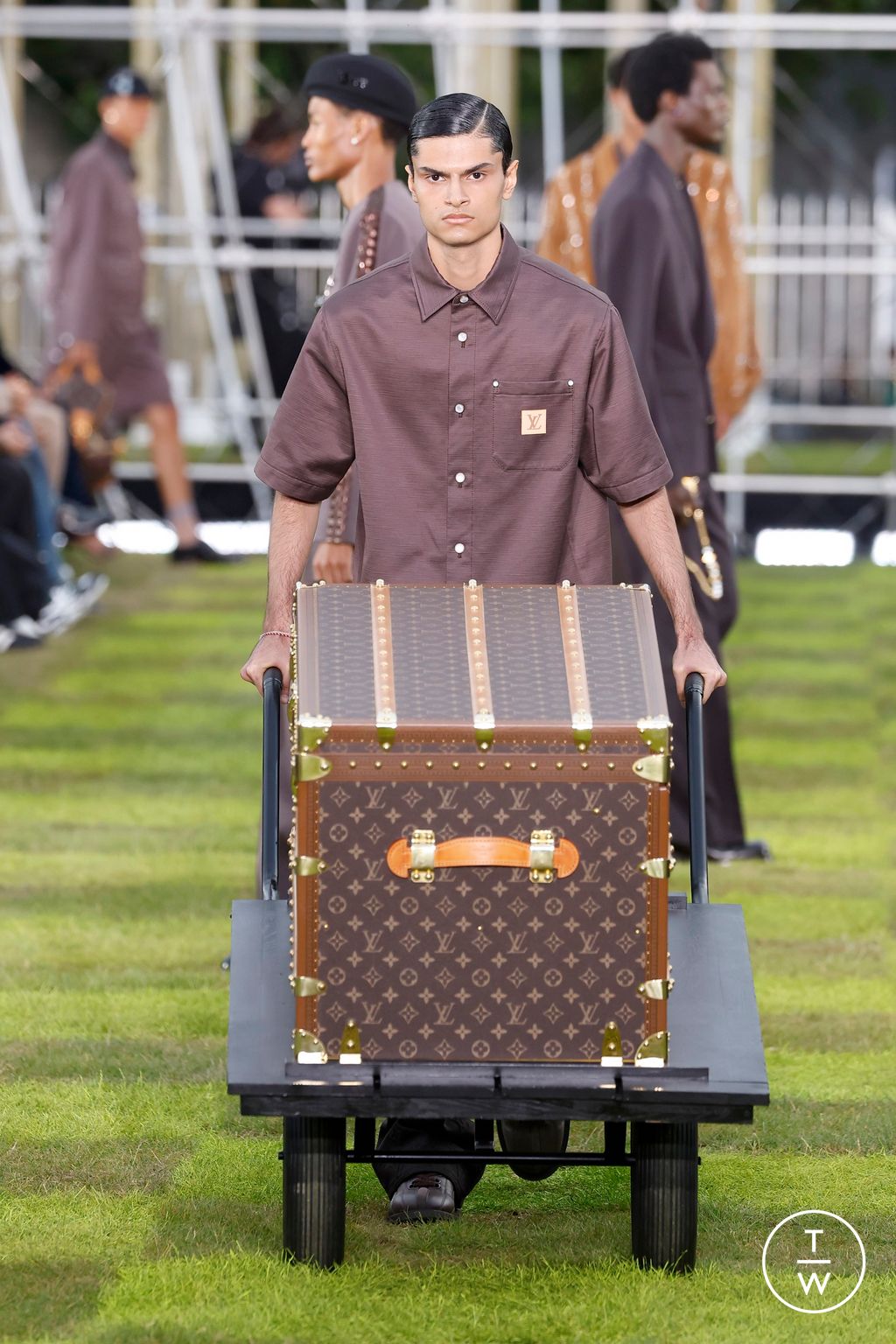 Fashion Week Paris Spring-Summer 2025 look 34 from the Louis Vuitton collection menswear