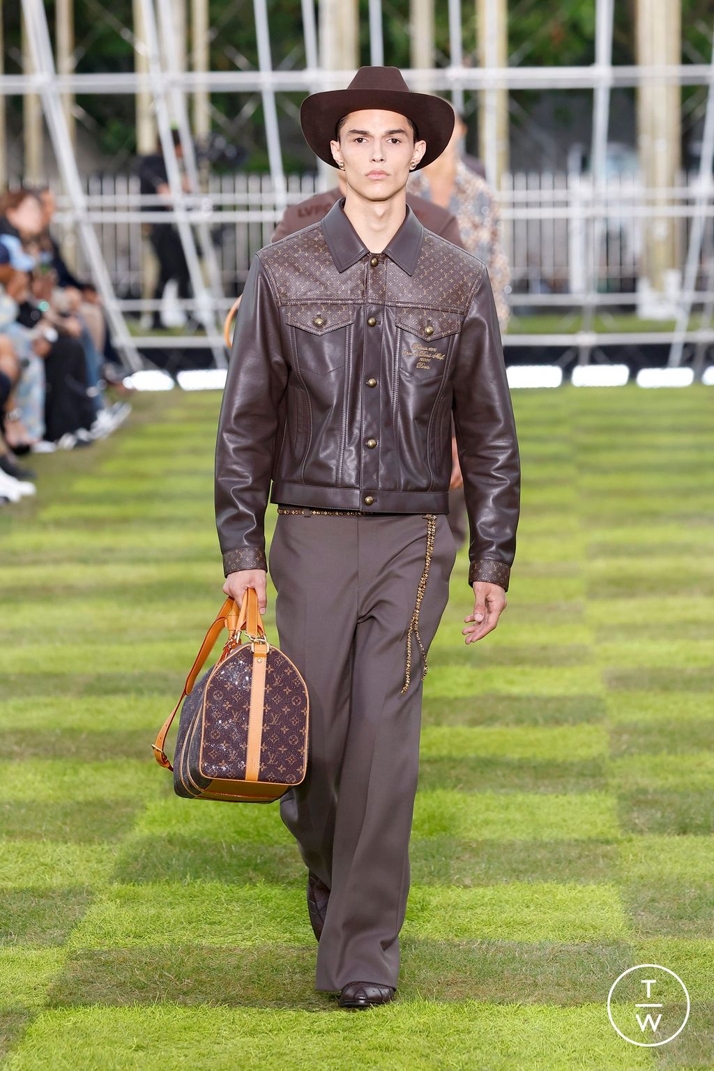 Fashion Week Paris Spring-Summer 2025 look 37 from the Louis Vuitton collection menswear