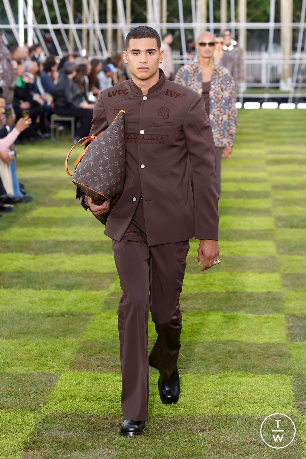 Fashion Week Paris Spring-Summer 2025 look 38 from the Louis Vuitton collection menswear