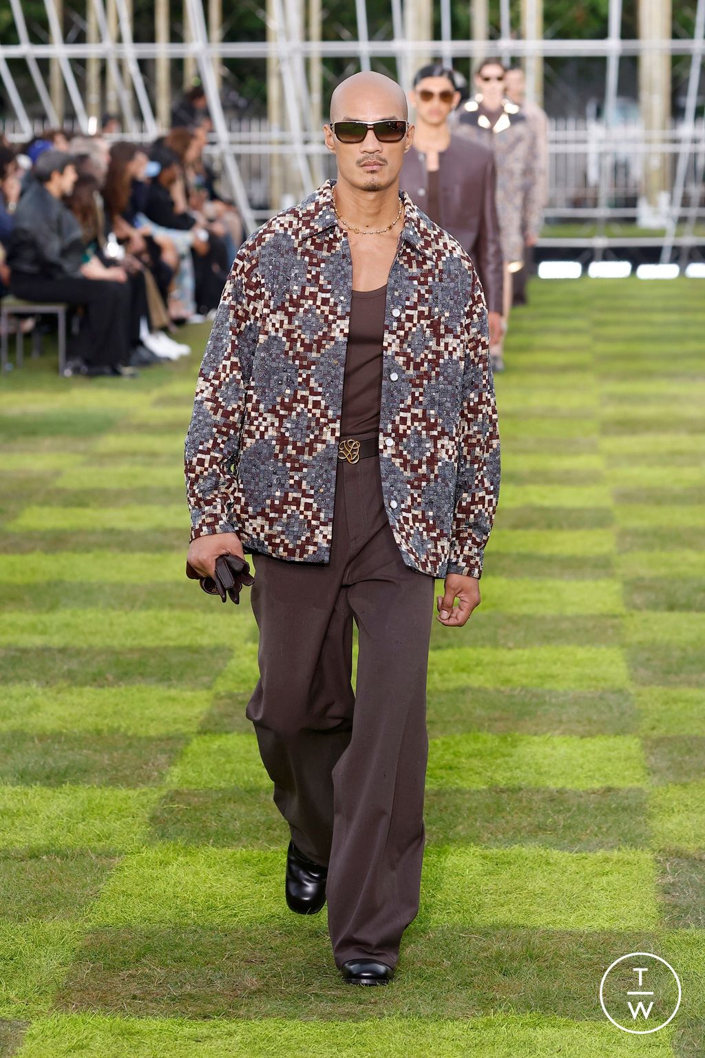 Fashion Week Paris Spring-Summer 2025 look 39 from the Louis Vuitton collection menswear