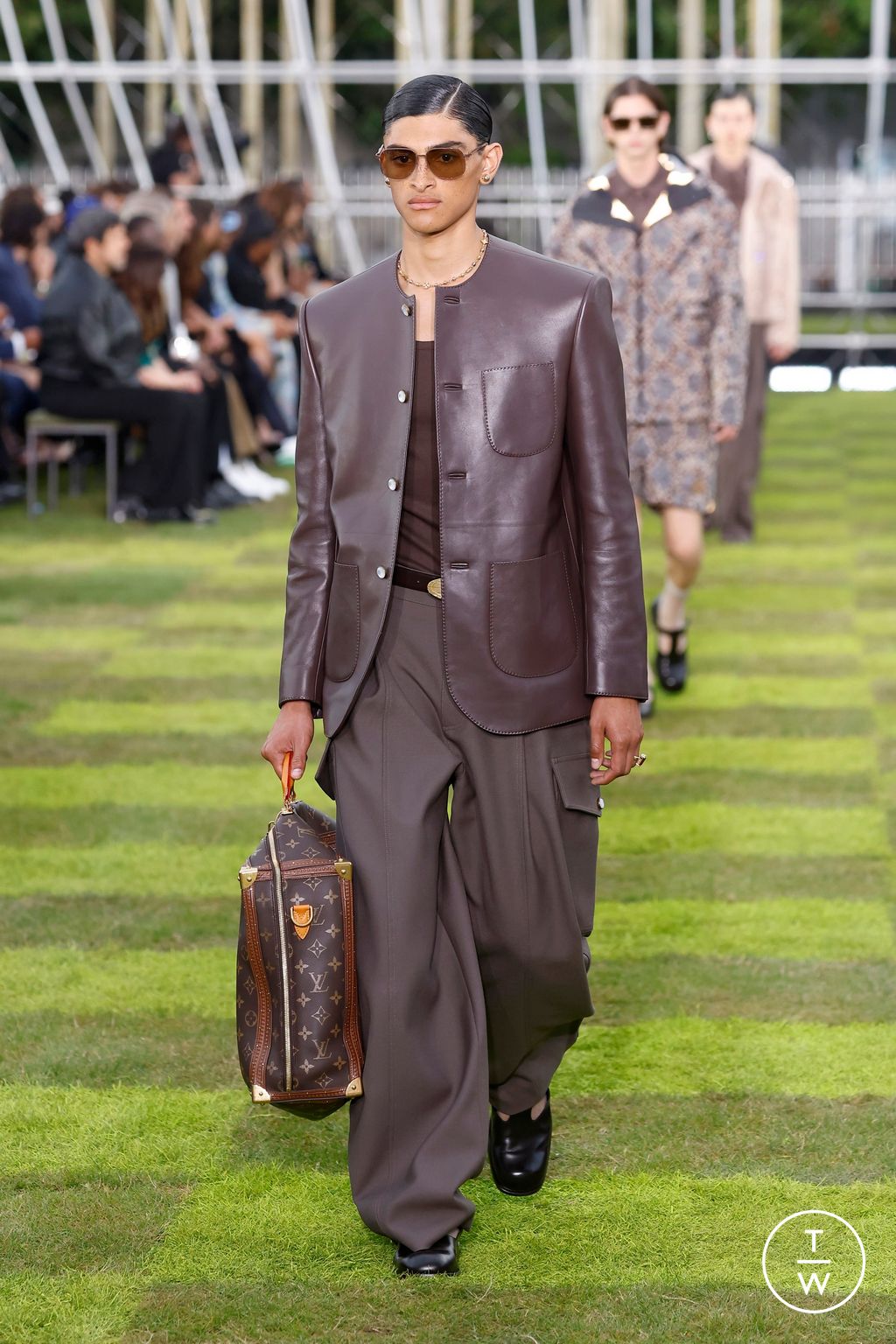 Fashion Week Paris Spring-Summer 2025 look 40 from the Louis Vuitton collection menswear