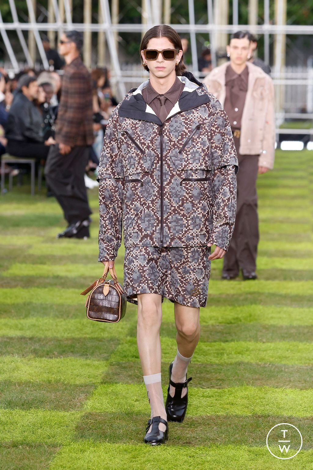 Fashion Week Paris Spring-Summer 2025 look 41 from the Louis Vuitton collection 男装