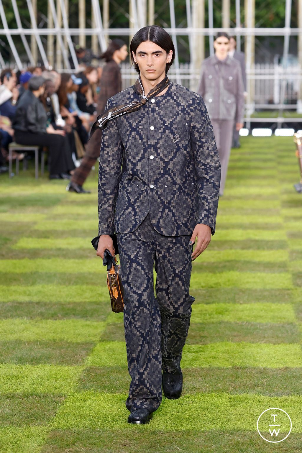 Fashion Week Paris Spring-Summer 2025 look 43 from the Louis Vuitton collection 男装