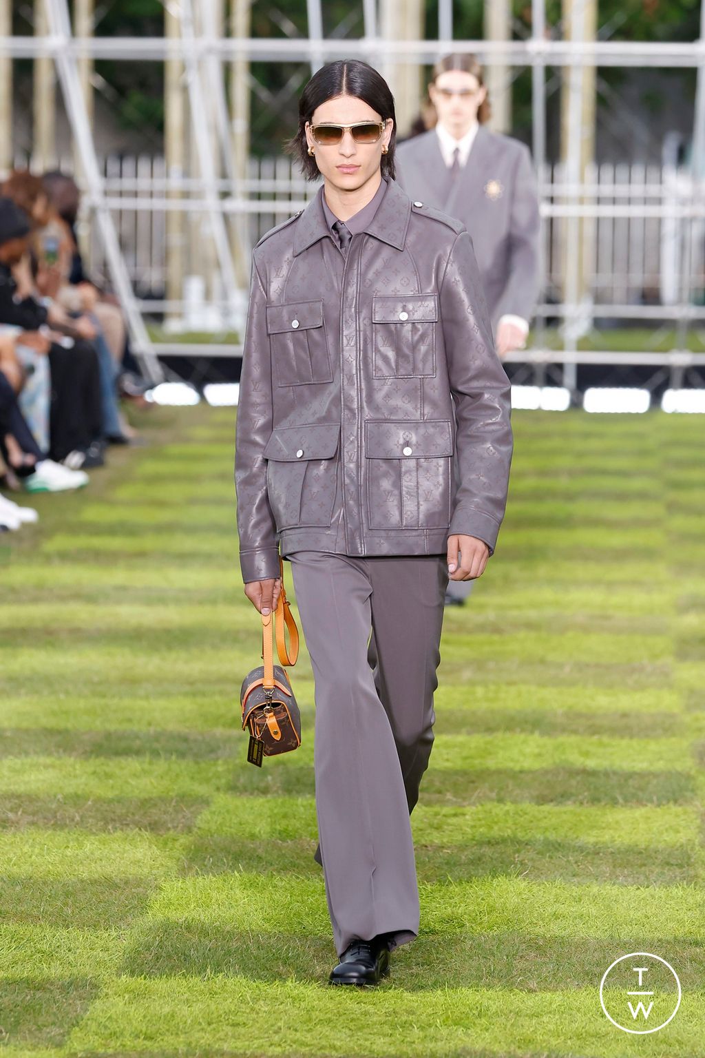 Fashion Week Paris Spring-Summer 2025 look 44 from the Louis Vuitton collection 男装