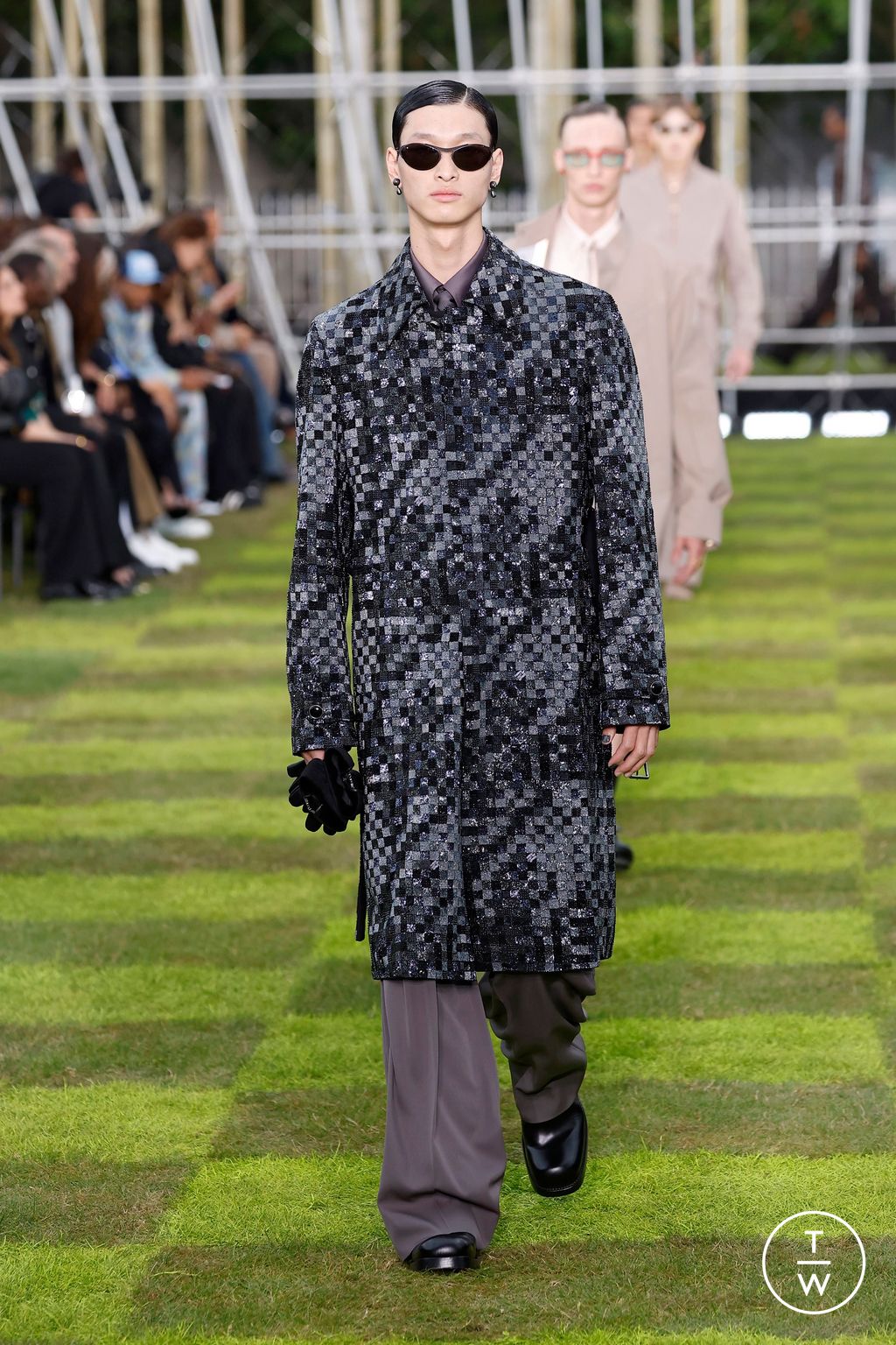 Fashion Week Paris Spring-Summer 2025 look 48 from the Louis Vuitton collection menswear