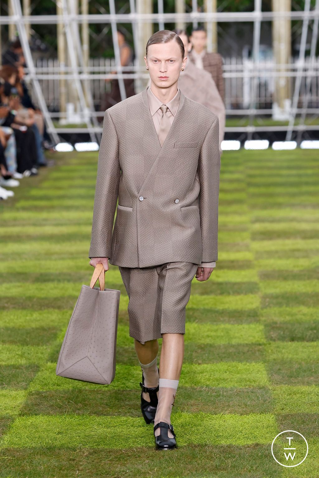 Fashion Week Paris Spring/Summer 2025 look 53 from the Louis Vuitton collection menswear