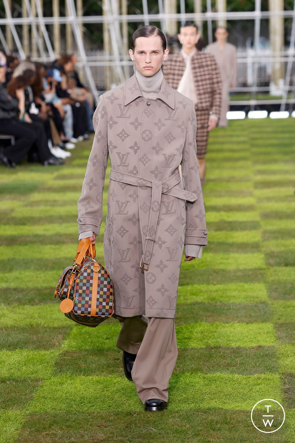 Fashion Week Paris Spring-Summer 2025 look 54 from the Louis Vuitton collection menswear